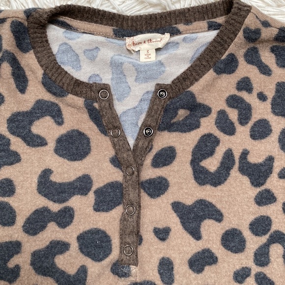 Hem & Thread V-Neck Hacci Leopard Top 💗 Brown & Gray - Picture 7 of 14